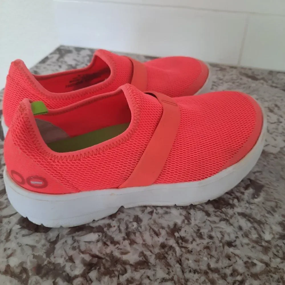 Oofos‎ Oomg  Slip On  size  5US